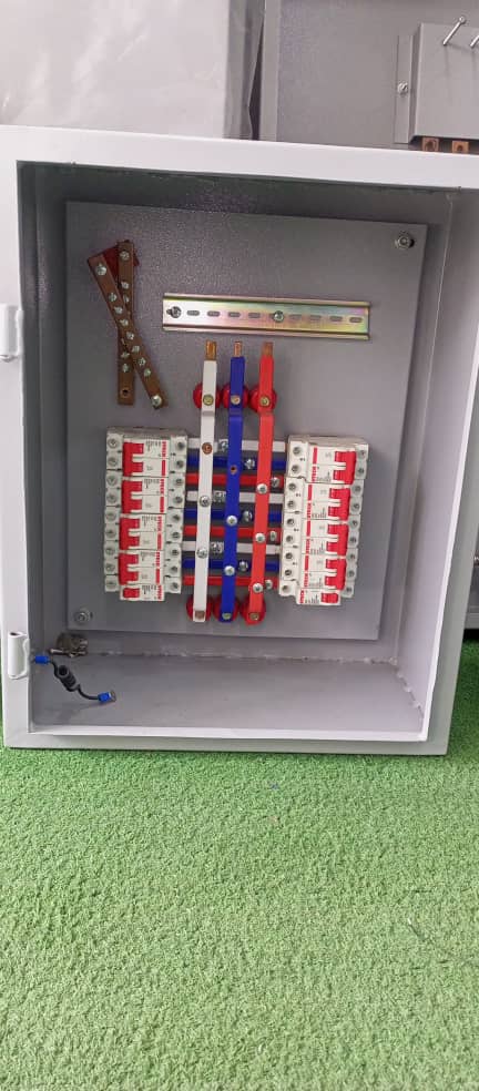 TABLERO TRIFASICO 30 CIRCUITOS SUPERFICIAL 120/208V 5 HILOS (3L+N+T)C/P 3X250A CAJA 800X500X200 NEMA 3R NLAB530AB250S